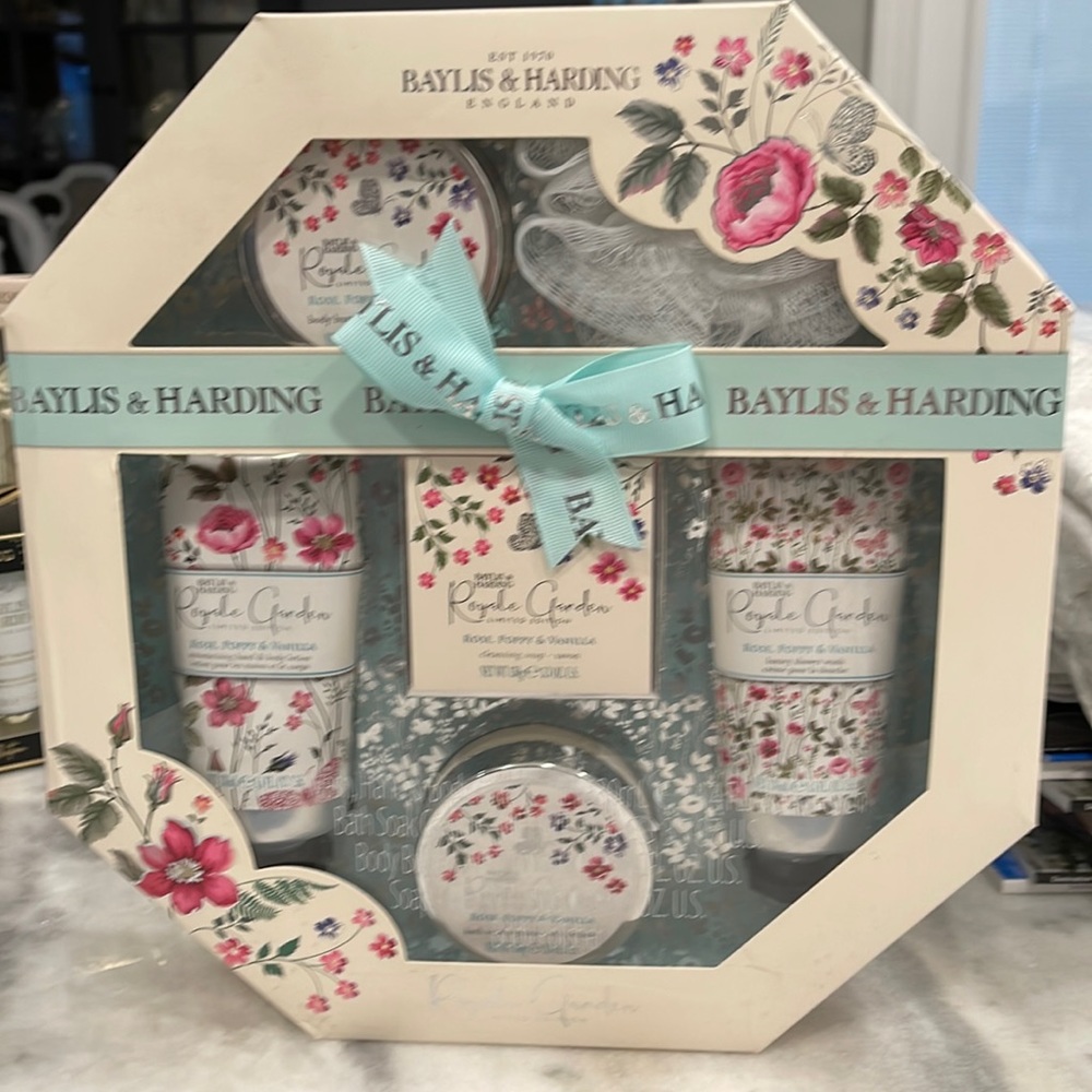 6 piece Baylis & Harding bath set